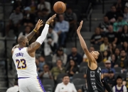 爱游戏官网入口-洛瑞场上独行三分创湖人比赛投射最佳的简单介绍