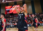 爱游戏直播-中国选手力克对手，晋级半决赛