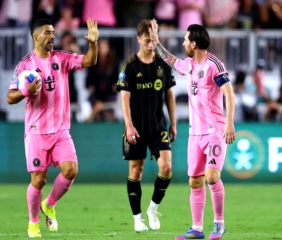 包含不来梅球员讨论如何应对下轮比赛中的对手的词条