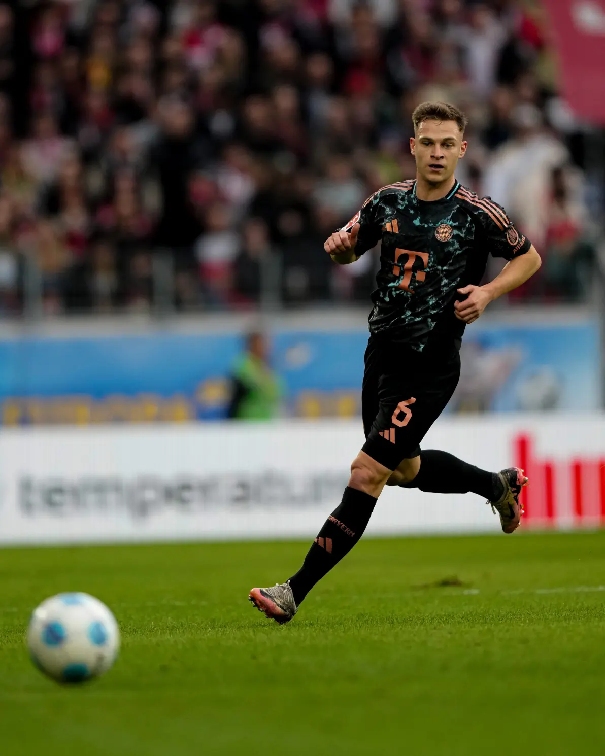 弗赖堡后防表现出色,球队逐渐找回稳定的简单介绍 弗赖堡后防表现出色,球队逐渐找回稳定的简单介绍