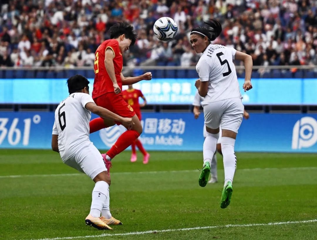 瑞士女足队员掌握先机,赢得比赛 瑞士女足队员掌握先机,赢得比赛