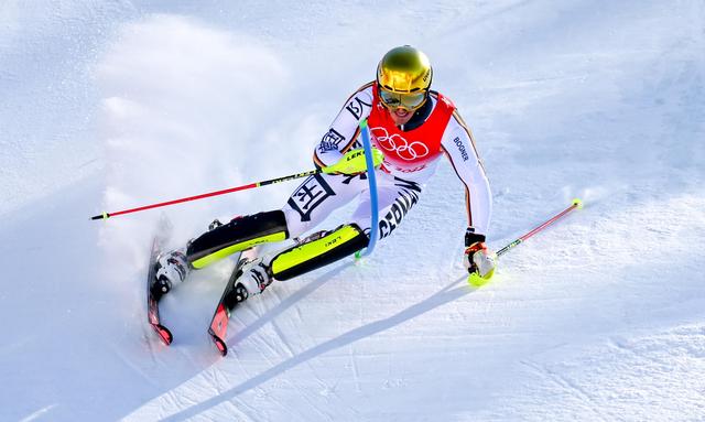 奥地利选手在高山滑雪比赛中登顶