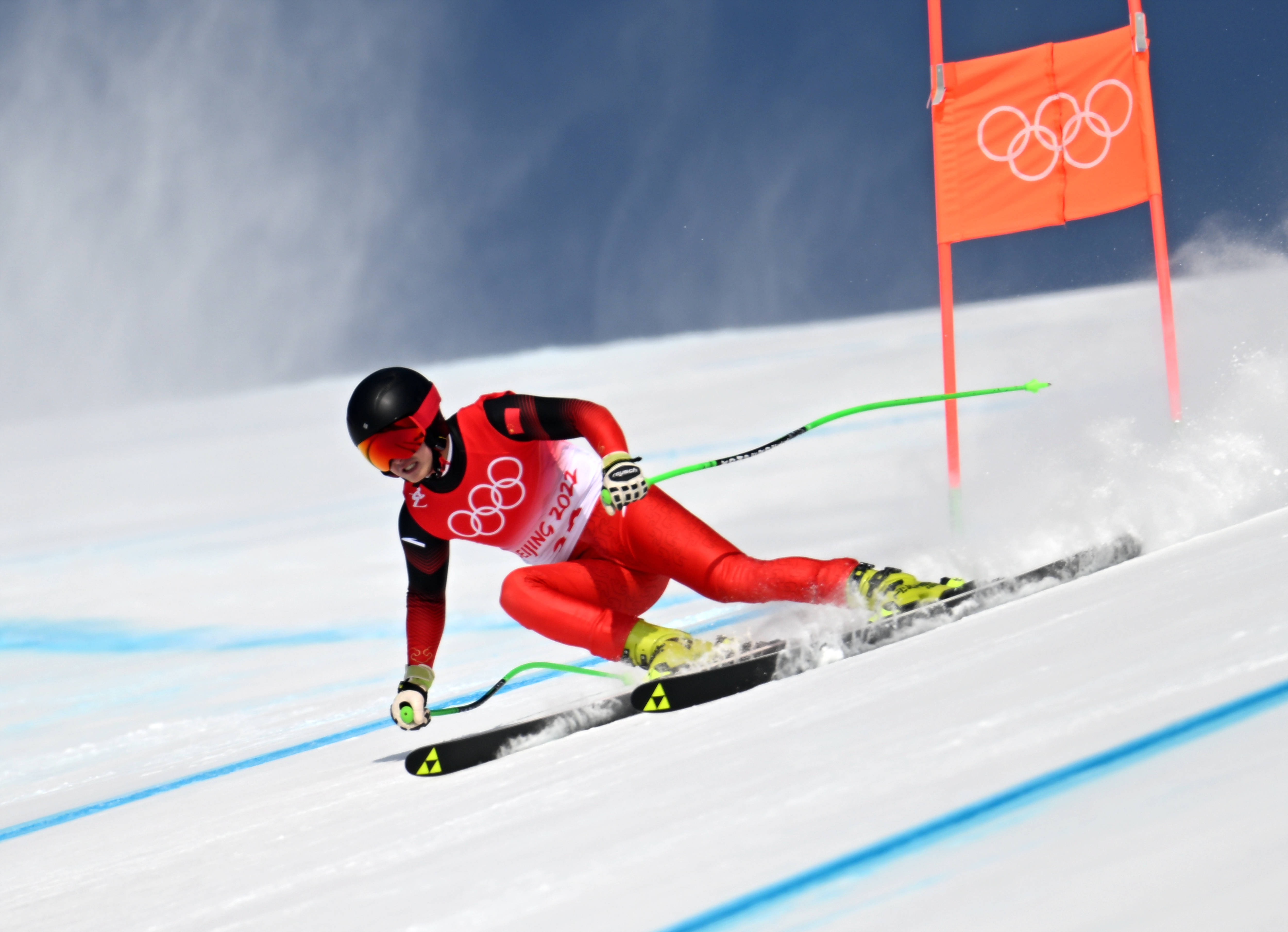 奥地利选手在高山滑雪比赛中登顶