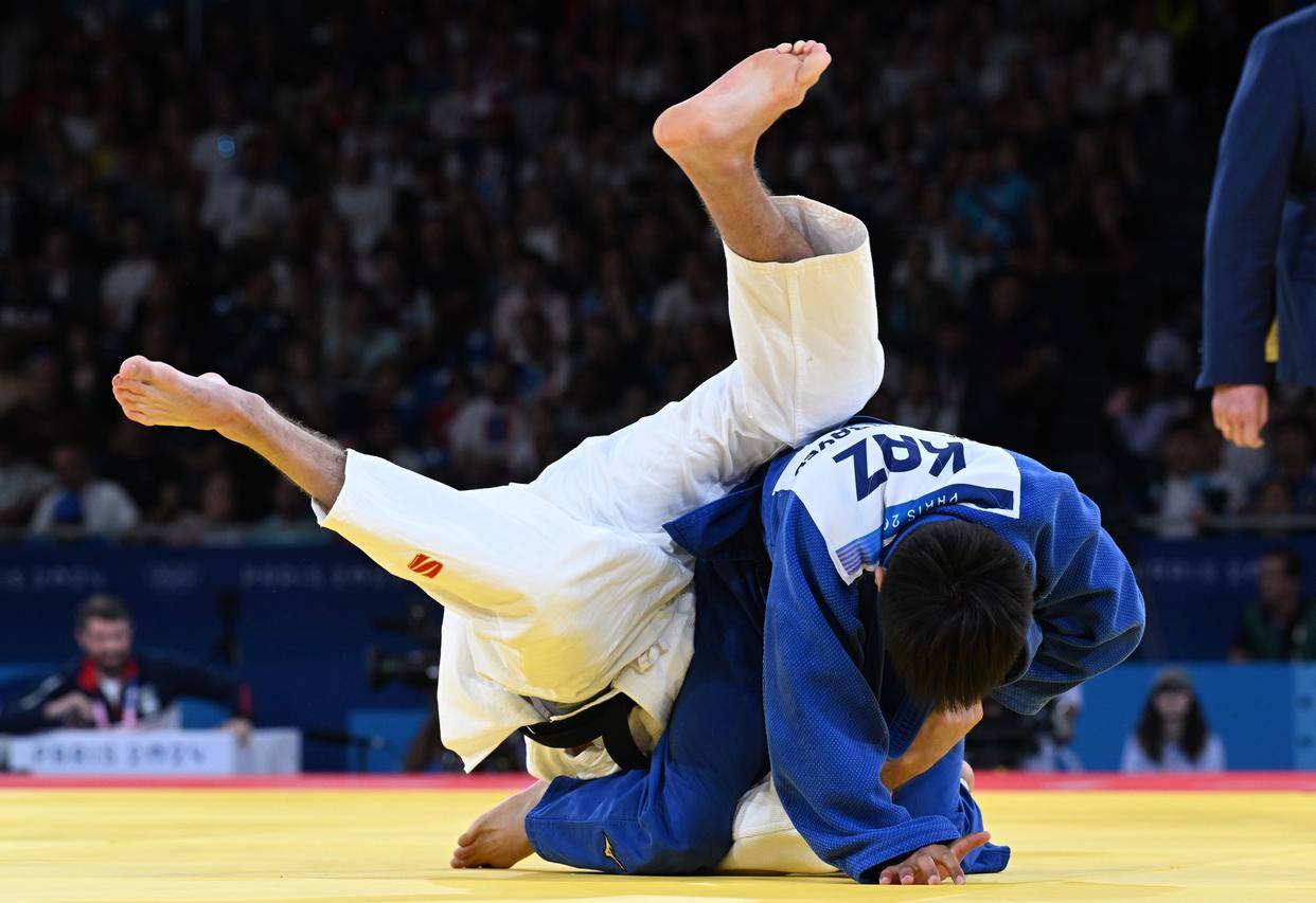 柔道选手在比赛中发挥出色，勇夺冠军