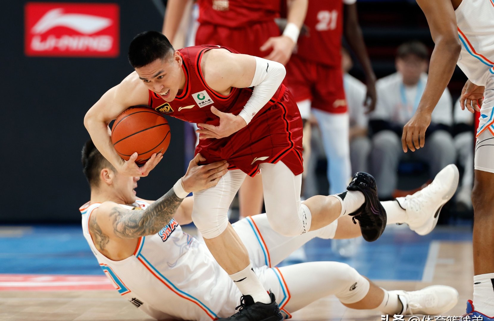 体育精神传承:选手们拼尽全力,赛场上演精彩对决的简单介绍 体育精神传承:选手们拼尽全力,赛场上演精彩对决的简单介绍