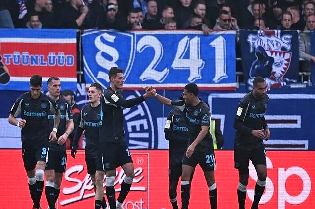 包含多特蒙德主场惨败，积分榜位置受到威胁的词条