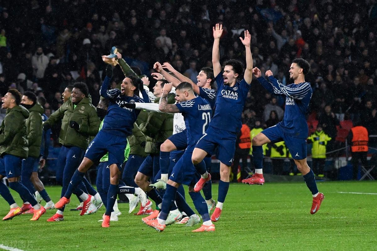 曼城连入两球逆转成功，领先晋级下一轮的简单介绍